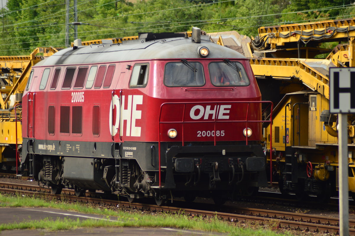 OHE 200085/alias 1216 121-4 ist hier beim Umrangieren vor einem Swietelsky Schotterreinigungszug in Neckarelz am Freitag den 27.5.2016