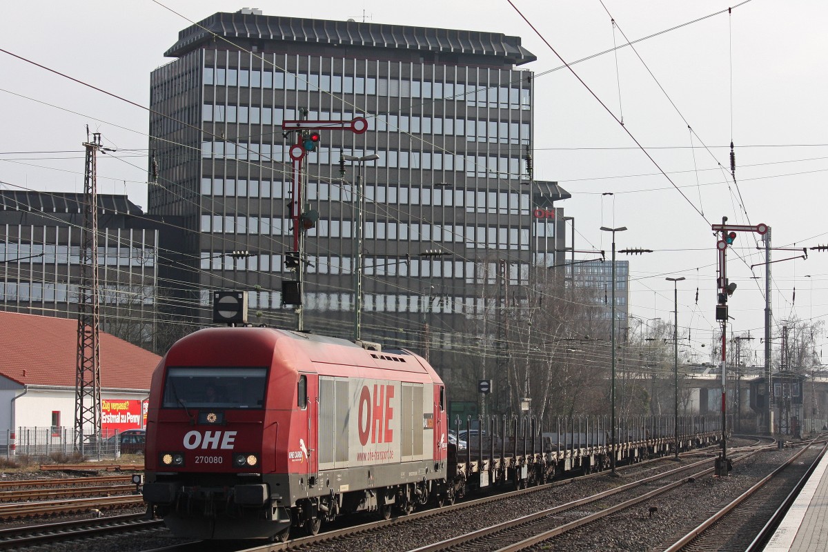 OHE 270080 am 3.4.13 mit einem leeren Stahlwagenzug in Dsseldorf-Rath.