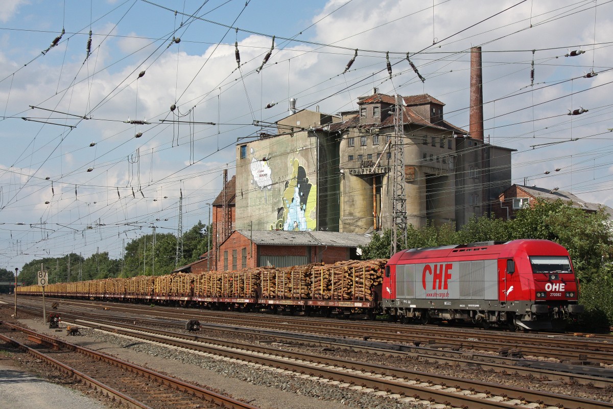 OHE 270082 am 6.8.13 verlsst mit einem langen  Holzzug Verden (Aller). 