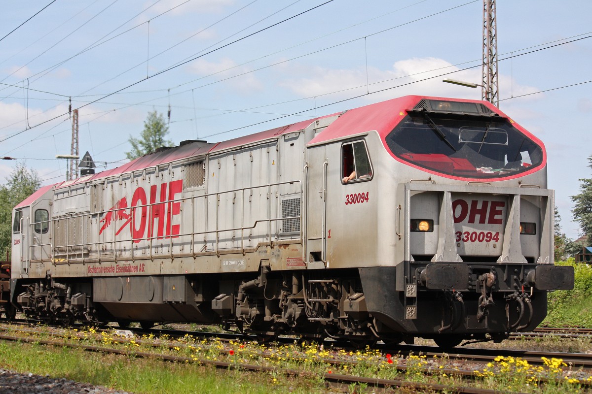 OHE 330094 (250 001) am 3.6.13 mit einem Stahlzug in Ratingen-Lintorf.
