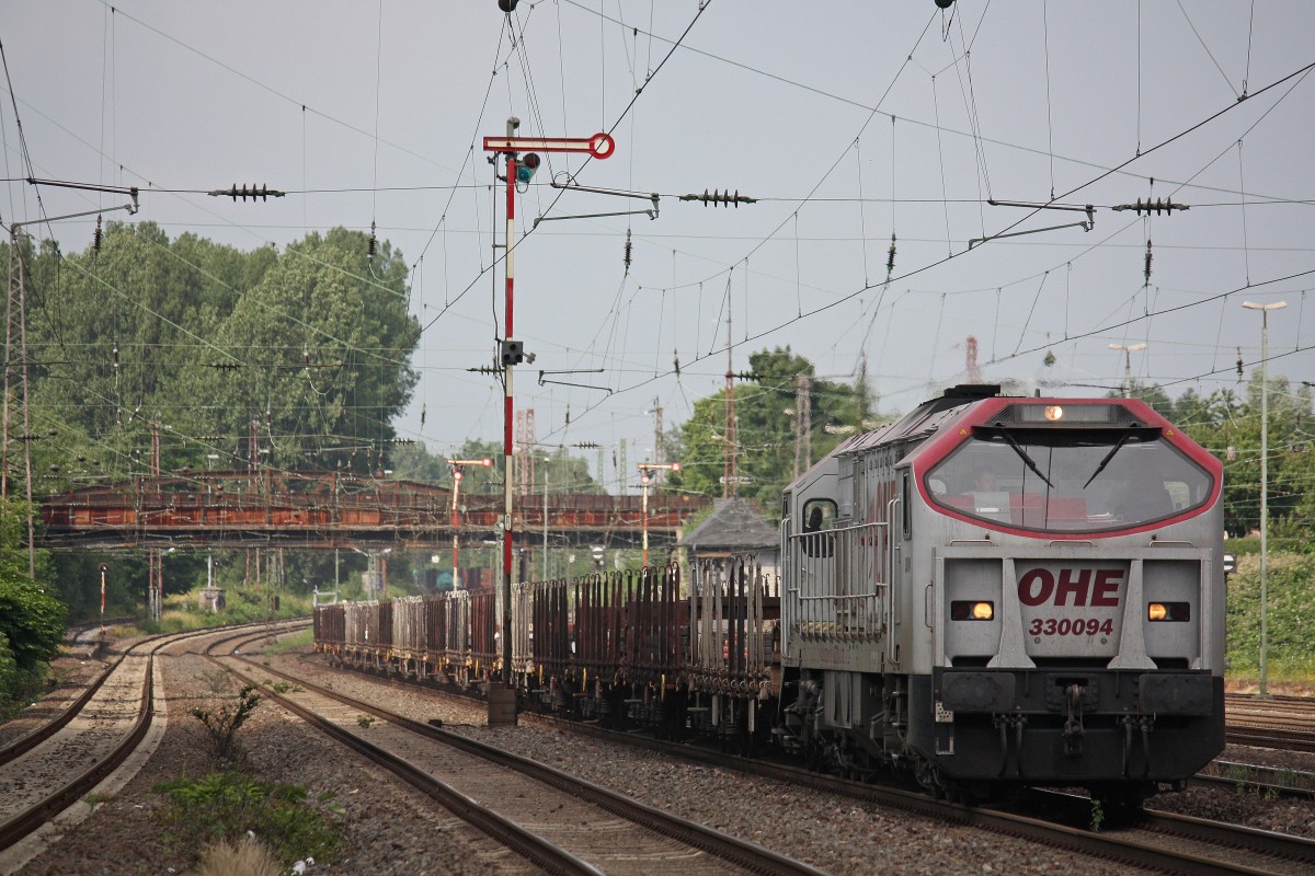 OHE 330094 (250 001) am 4.7.13 mit einem Stahlzug zur Friedrich Willhelms Hütte in Troisdorf in Düsseldorf-Rath.