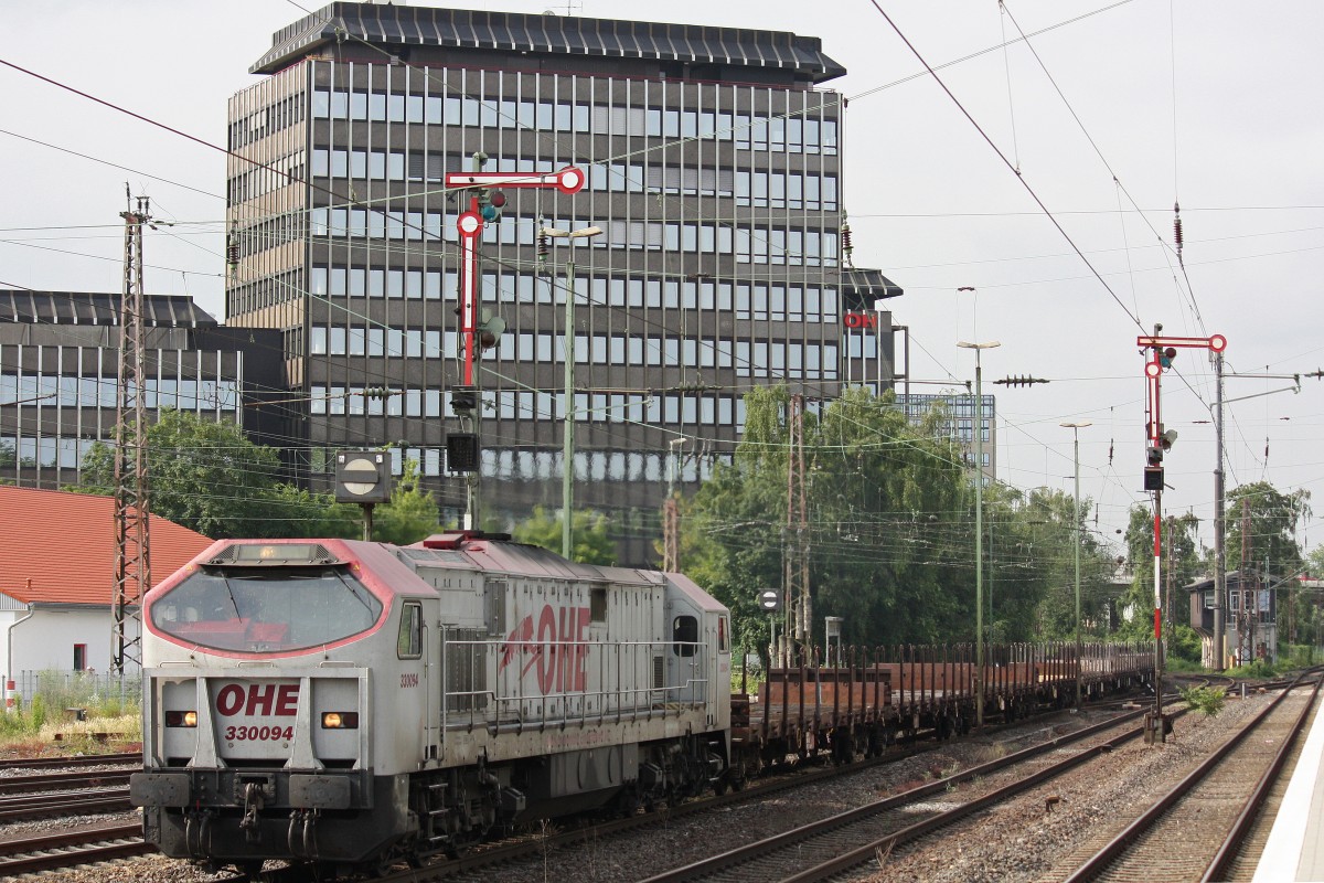 OHE 330094 am 13.7.13 mit einem leeren Res-Wagenzug in Düsseldorf-Rath.
