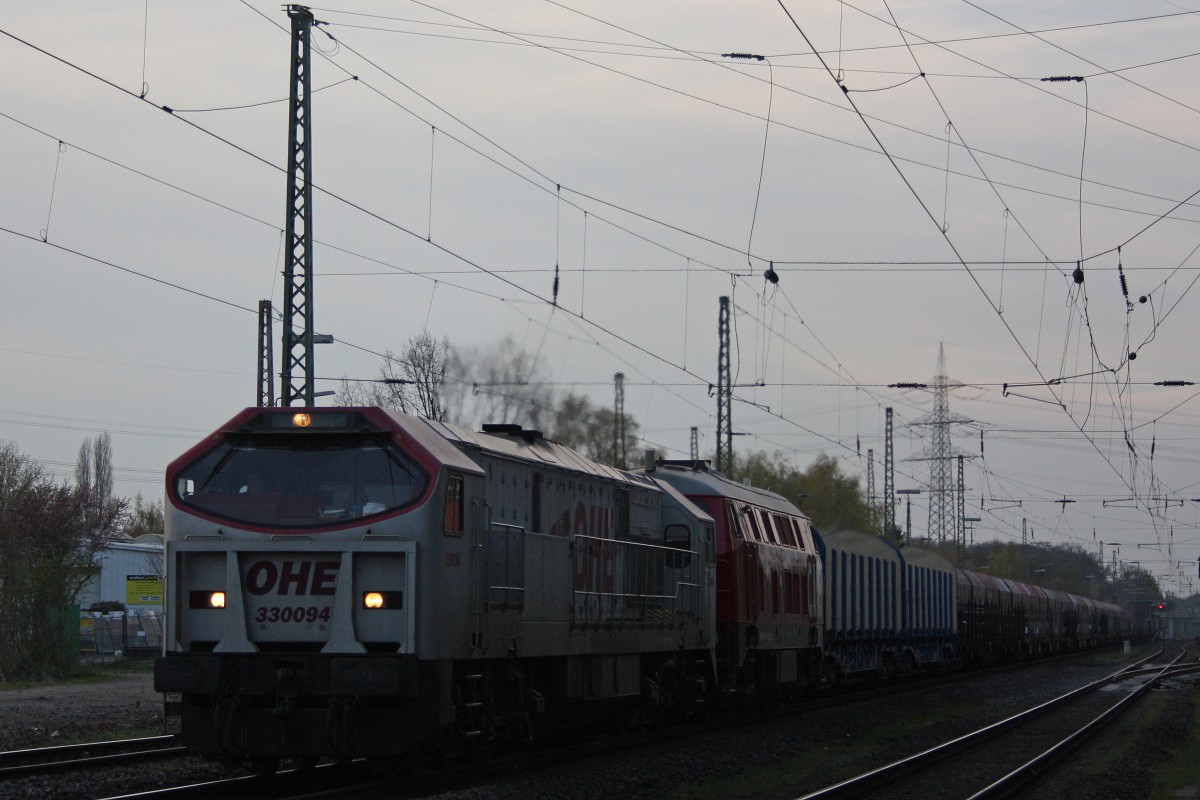 OHE 330094 zog am 22.4.13 die OHE 200085 und einen leeren Stahlwagenzug durch Ratingen-Lintorf.