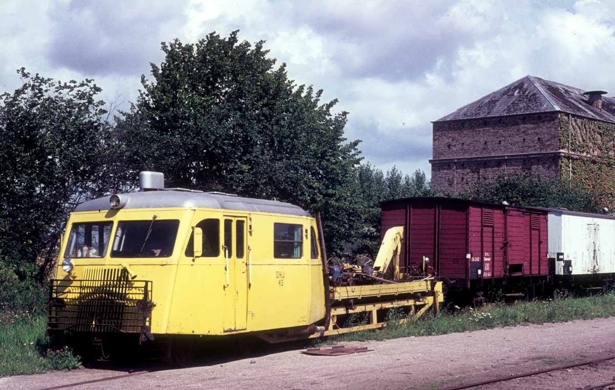 OHJ (Odsherreds Jernbane) Bahndienstwagen (Motortrolje / Rottenwagen MT 43) Bahnhof Svinninge am 25. Juli 1974. - Der Rottenwagen wurde 1971 aus einem Scandia-Schienenbustriebwagen (AHB-Sm 13) umgebaut. 1987 wurde er ausgemustert.