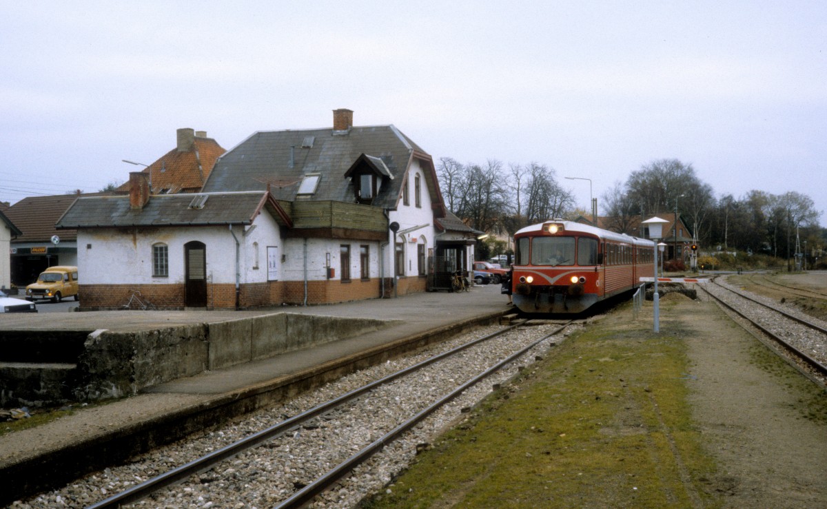 OHJ (Odsherreds Jernbane): Bahnhof Asnæs. - Ein Triebzug (Ym+Ys) hält am 7. November 1987 in Asnæs. Der Zug fährt in Richtung Holbæk.