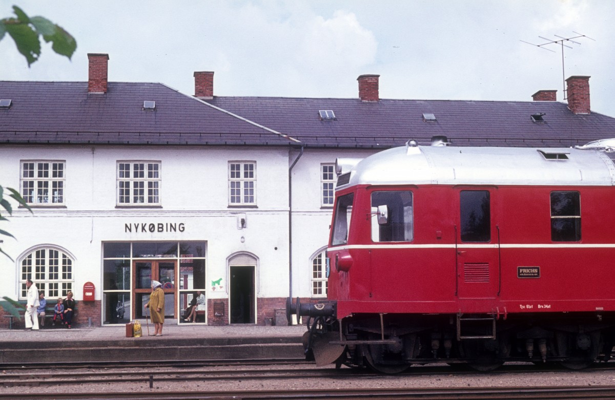 OHJ (Odsherreds Jernbane) Bahnhof Nykøbing Sjælland am 25. Juli 1974. - Auf dem Bild sieht man einen Teil der Diesellok 39 (Frichs 1952). - Die OHJ bediente die Bahnstrecke Holbæk - Nykøbing Sjælland. Heute wird die Strecke von den Zügen des Unternehmens Regionstog bedient.