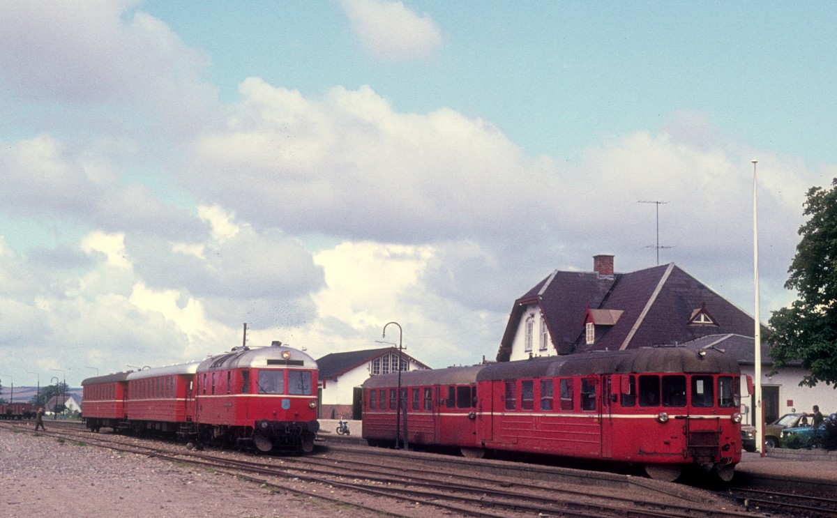 OHJ (Odsherreds Jernbane): Diesellok OHJ 39 (Frichs, Århus 1952) mit zwei Personenwagen / Triebzug bestehend aus zwei Schienenbussen (Hilding Carlsson, Umeå, Schweden 1951) Bahnhof Asnæs am 25. Juli 1974. 