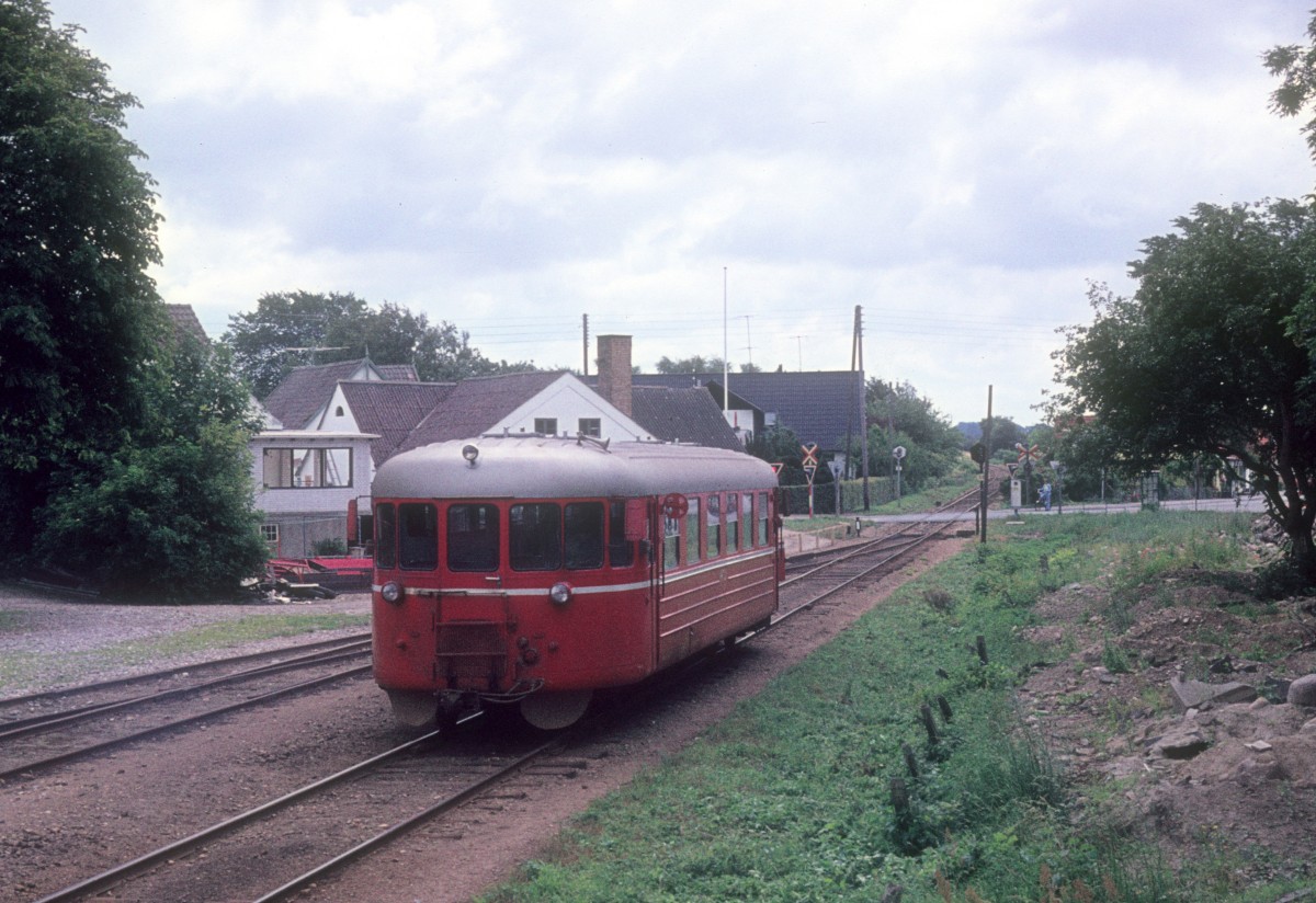 OHJ (Odsherreds Jernbane): HTJ-Schienenbus S xx (Hilding Carlsson, Umeå, Schweden 1951) Bahnhof Nørre Asmindrup am 25. Juli 1974.