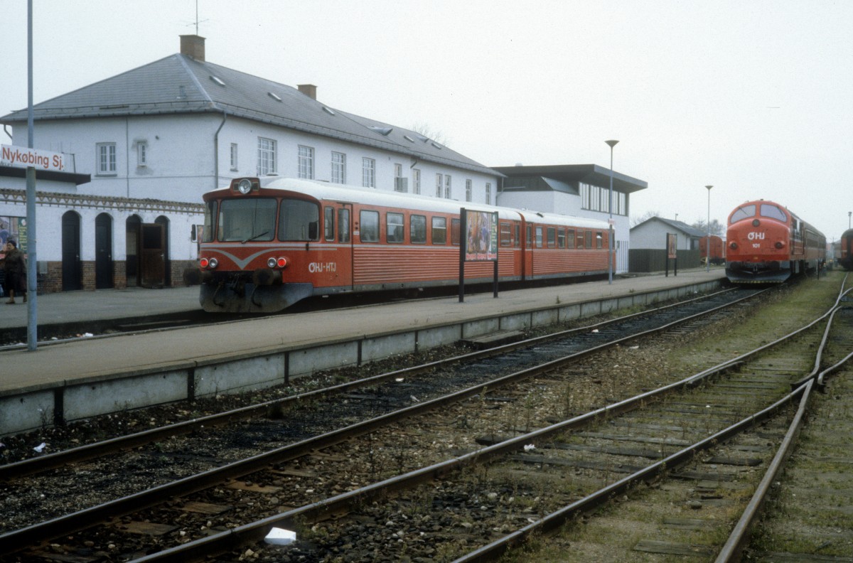 OHJ (Odsherreds Jernbane): HTJ/OHJ-Triebzug (Ym + Ys) / OHJ-Mx 101 Bahnhof Nykøbing Sjælland am 7. November 1987.