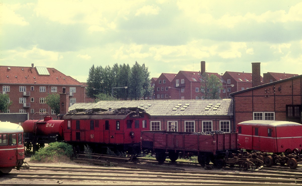 OHJ (Odsherreds Jernbane): Im Depot in Holbæk hält u.a. die Dieselelektrische Lok OHJ 20, die 1936 von der Firma Frichs in Aarhus gebaut wurde. Die Lok wurde 1974 ausgemustert.