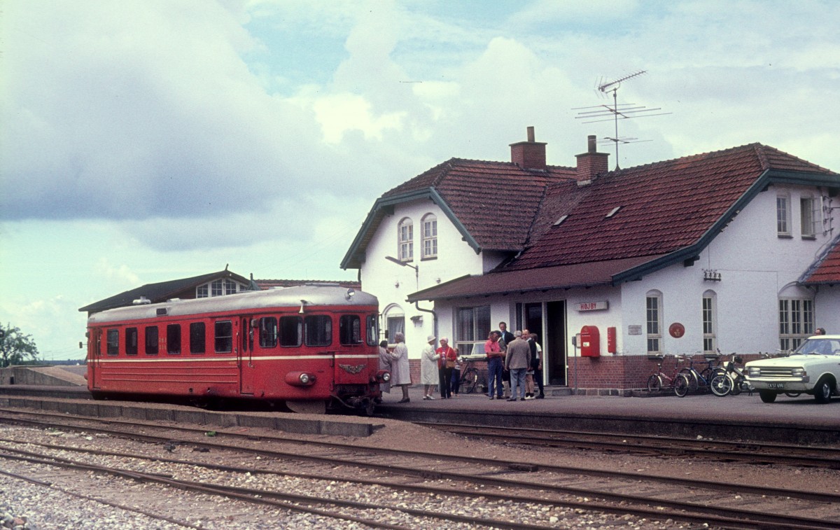 OHJ (Odsherreds Jernbane) Schienenbus S 36 (Hägglund & Sönner, Örnsköldsvik, Schweden 1953, ex-SJ YB06 757, gekauft 1967, ausgemustert 1984) Bahnhof Højby am 25. Juli 1974.