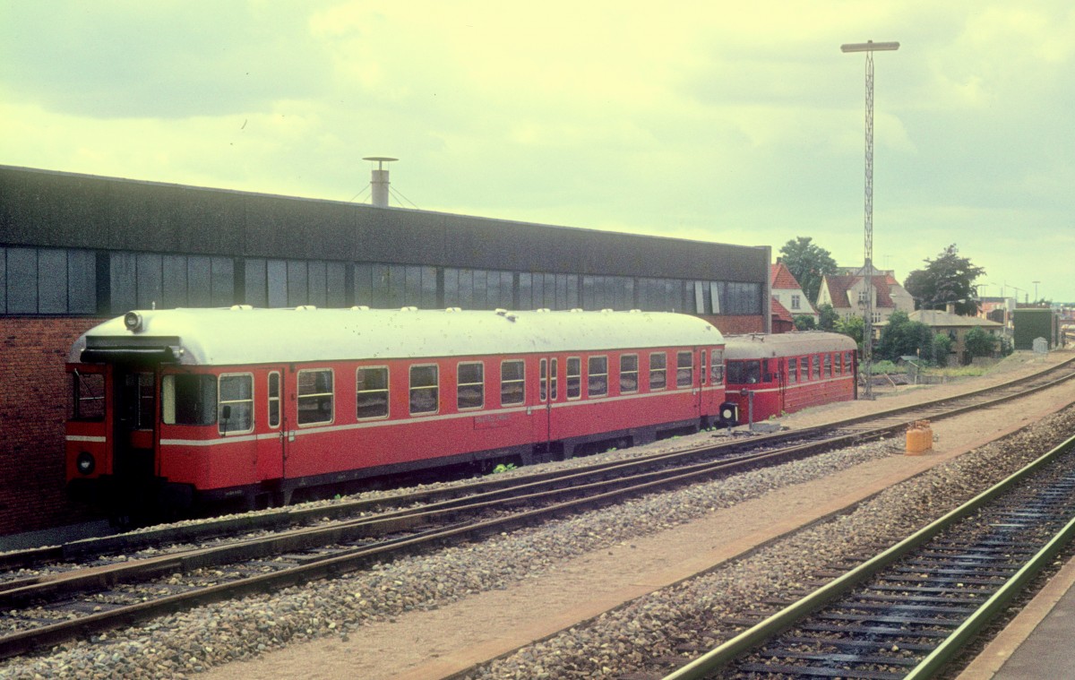 OHJ (Odsherreds Jernbane) Triebwagen MO 25 oder 26 (MaK 1961) im Depot der OHJ Holbæk am 25. Juli 1974.