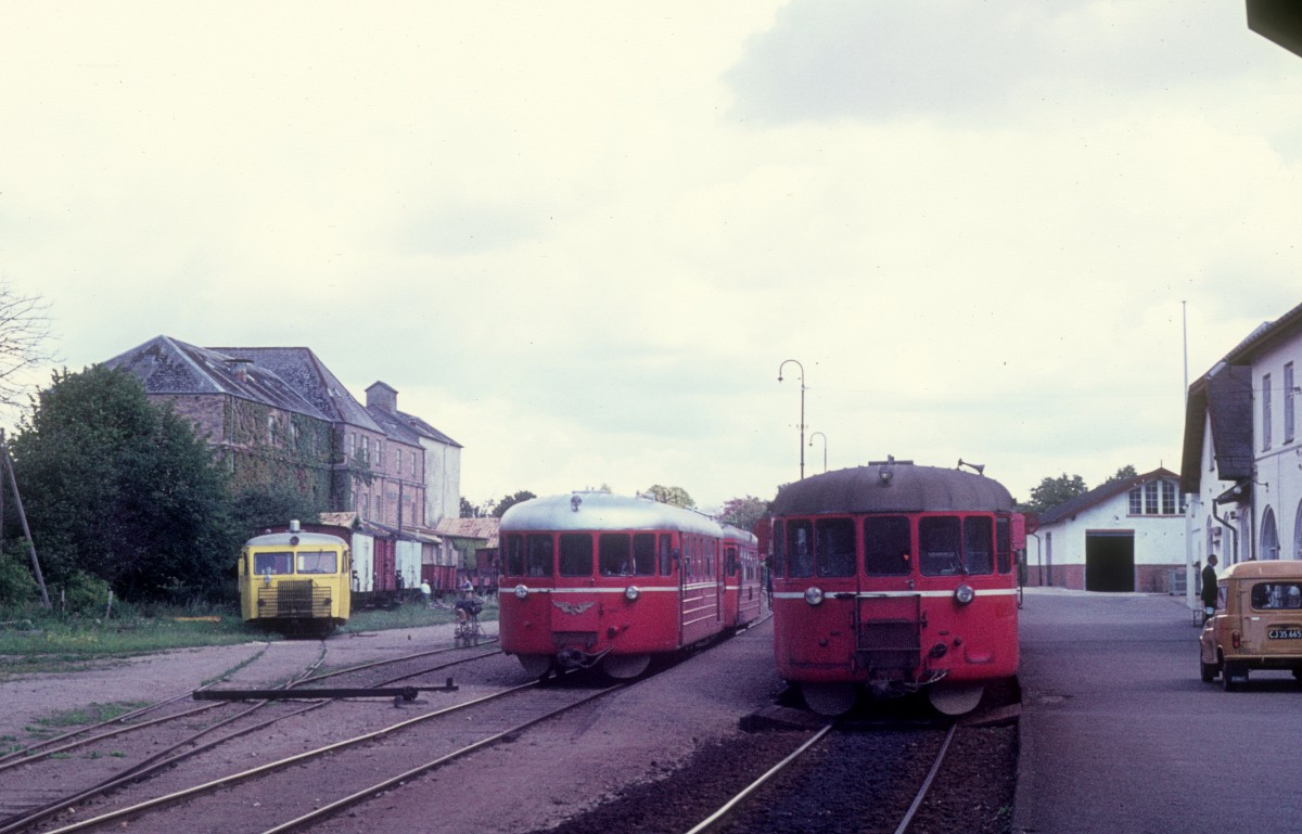 OHJ (Odsherreds Jernbane): Zwei Schienenenbusse (Hilding Carlsson, Umeå, Schweden 1951) treffen sich am 25. Juli 1974 im Bahnhof Svinninge. - Links im Bild hält der OHJ-Bahndienstwagen MT 43.