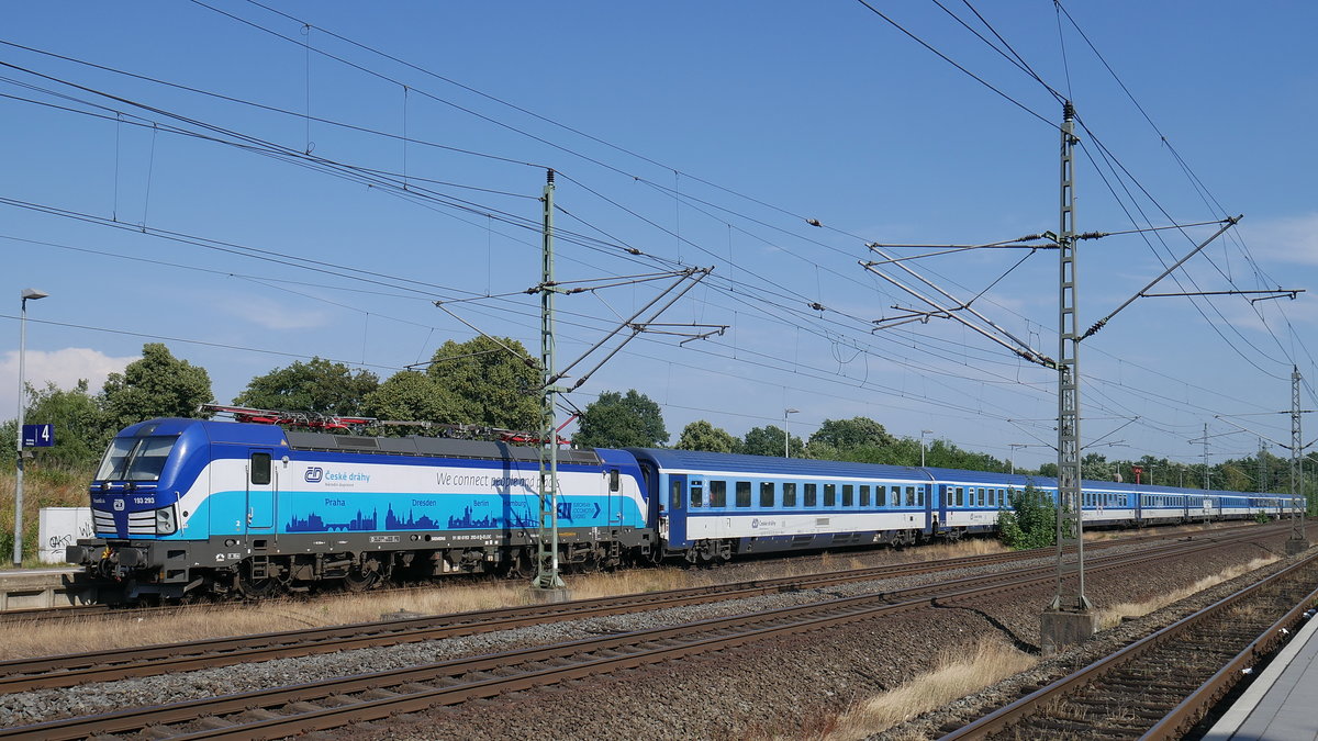 Ohne den bisherigen Lokwechsel in Dresden kommen nun die EuroCity aus Tschechien bis Hamburg weil die Störstromzulassung für den gesamten Korridor vorliegt. Hier Vectron CD 193 293 mit dem EC 174 aus Prag bei Einfahrt in Büchen; 13.07.2018
