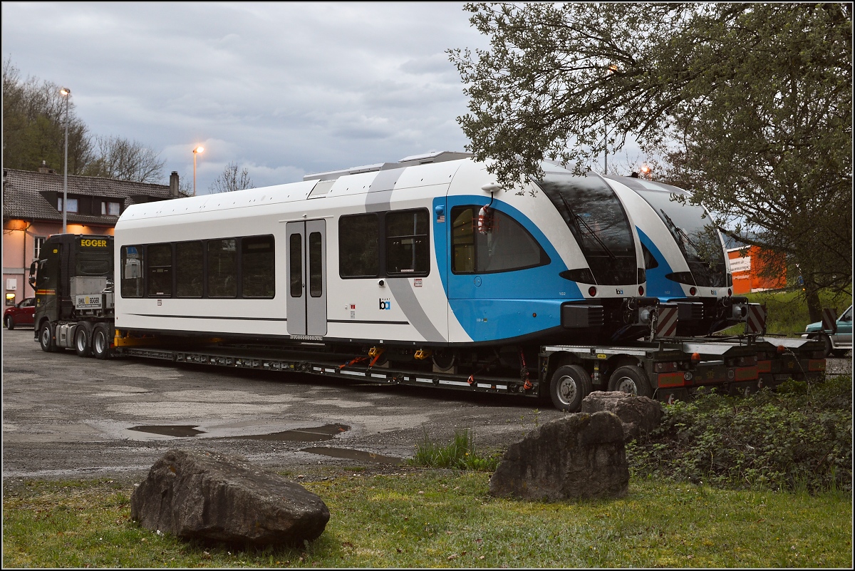 Ohne Blumen in den Haaren ( for those who are going to San Francisco ) steht ein neuer GTW als standesgemässer Amerikaner auf der Straße. GTW 2/6 DMU für die Bay Area Rapid Transit (BART) parkt noch in Einzelteilen in Etzgen. Dieser Zug wird mit Dieselcontainer ausgestattet auf Normalspur eine Linie der elektrifizierten Breitspur-S-Bahn BART verlängern, von Pittsburg Bay Point nach Antioch. Dadurch wird Antioch an San Francisco angeschlossen und es ist klar, dieser GTW wird niemals selbst nach San Francisco fahren und braucht keine Blumen in den Haaren... April 2016.  