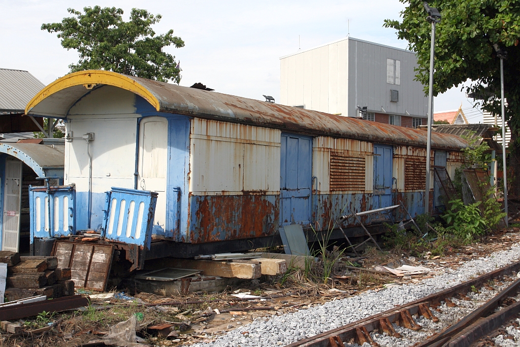 Ohne Drehgestelle, Fahrzeugnummer und Fabriksschild wird dieser บพห.?? (บพห. =BFV./Bogie Full Van) im Depot Thon Buri als Lagerraum verwendet. - Bild vom 28.Mai 2025.