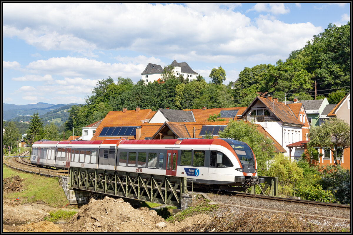 Ohne einen Bagger im Bild geht es doch leichter. 
Die Brückenbaustelle in Wies geht weiter . Das Motiv mit der alten Stahlbrücke und dem Schloß Burgstall ist nur noch kurze Zeit möglich. 
12.06.2022