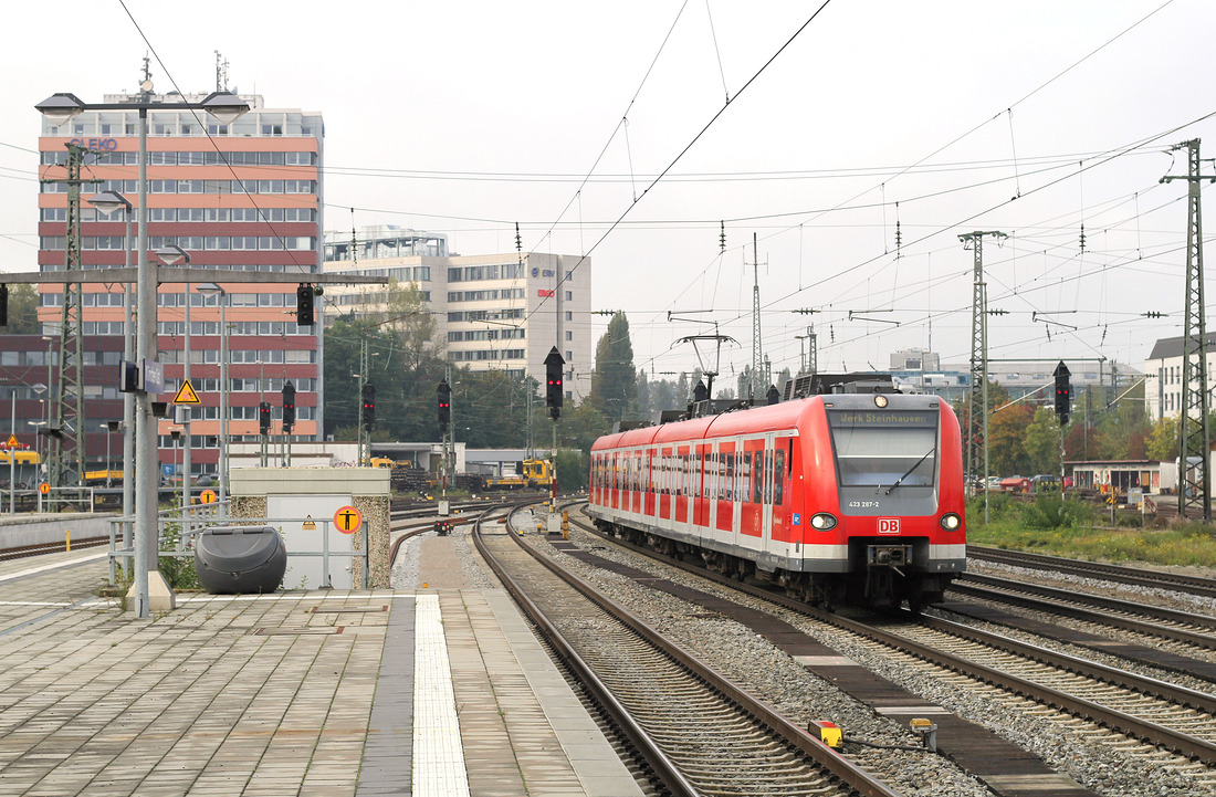 Ohne Fahrgäste durchfährt 423 287 den Bahnhof München Ost.
Aufgenommen am 12. Oktober 2016.