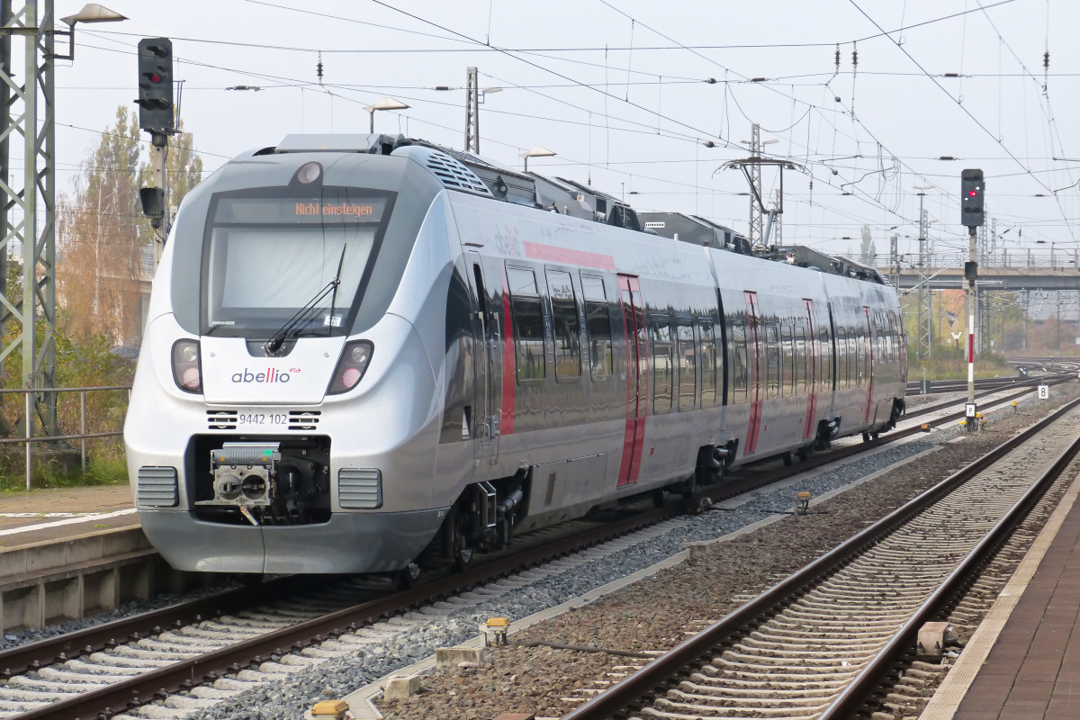 Ohne Fahrgäste und Ziel stand 442 102 am 31.10.2015 am Bahnsteig 2 im Bahnhof Nordhausen vor dem roten Signal