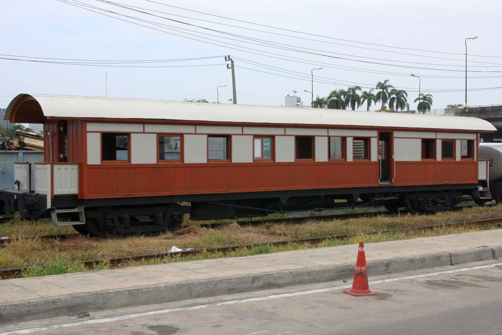 Ohne Fahrzeugnummer, Fabriksschild und Inneneinrichtung steht dieser offensichtlich von Cravens Railway Carriage & Wagon Company/Sheffield (Bauj. 192?) gebaute Wagen in der Thon Buri Station. - Bild vom 01.Mai 2022