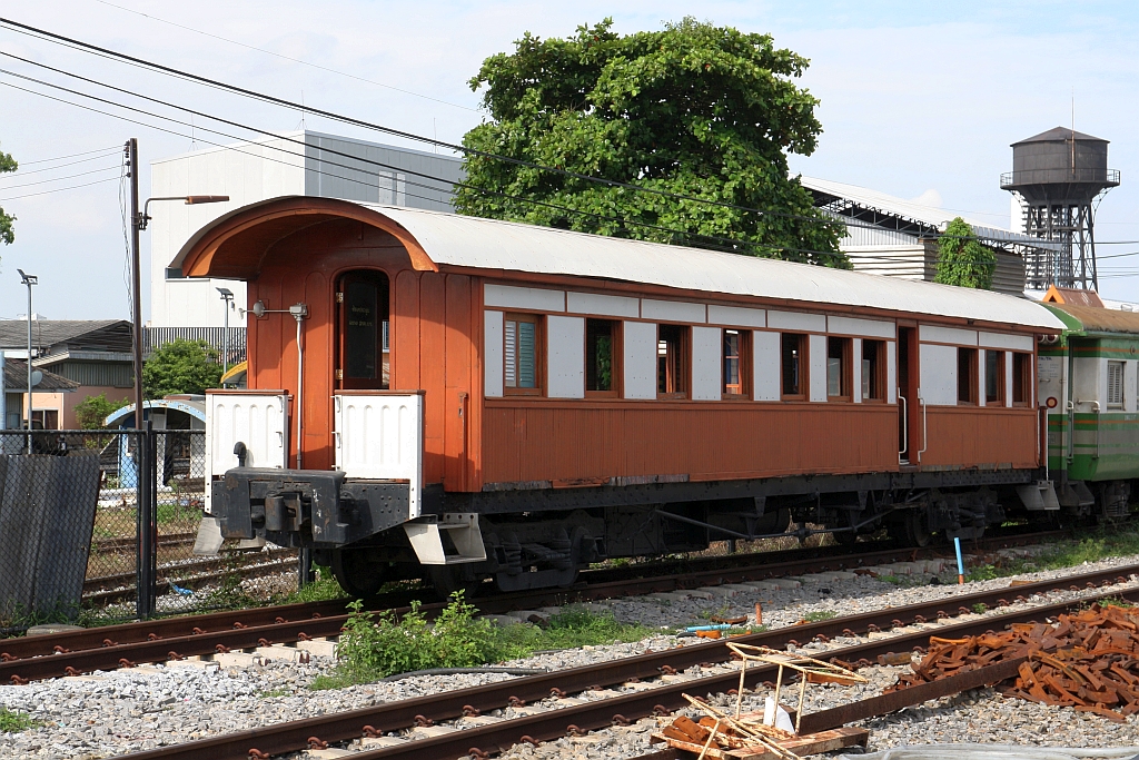 Ohne Fahrzeugnummer, Fabriksschild und Inneneinrichtung steht dieser offensichtlich von Cravens Railway Carriage & Wagon Company/Sheffield (Bauj. 192?) gebaute Wagen in der Thon Buri Station. - Bild vom 28.Mai 2025.