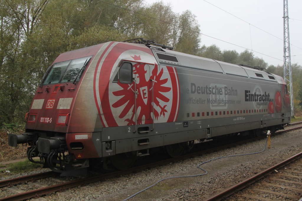 Ohne gro�e Randale stand die Eintracht Frankfurt 101 110-5 am 03.10.2014 abgestellt im Rostocker Hbf