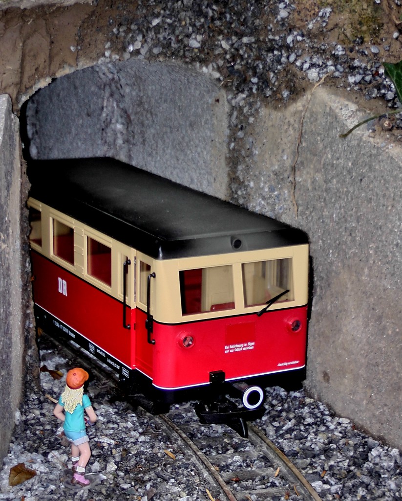 Ohne gro�en  Bahnhof  fand die Einweihungsfahrt durch den neuerbauten Tunnel statt,
Nur die Reporterin der Lokalzeitung schie�t  ein Bild, vielleicht auch f�r die Bahbilder ? 18.09.2013 18:07 Uhr