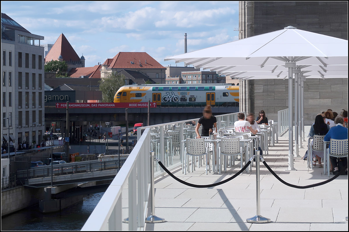 Ohne Halt durch die Museumsinsel -

Die Züge auf der Berliner Stadtbahn durchqueren die Museumsinsel ohne Halt zwischen dem Bode- und dem Pergamonmuseum. Nahegelegene Bahnhöfe sind Friedrichstraße und Hackescher Markt. Im Vordergrund die Terrasse des Cafés der James-Simon-Galerie.

19.08.2019 (M)