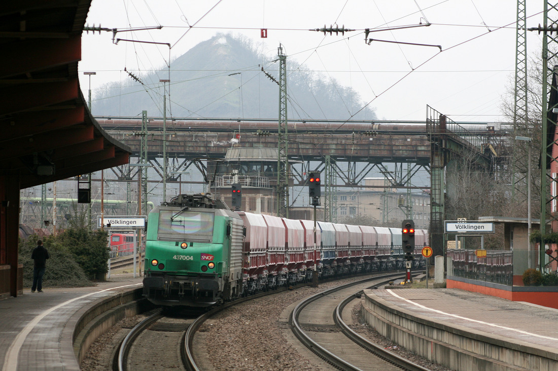 Ohne Halt durchfährt 437004 mit ihrem Ganzzug den Bahnhof Völklingen am 23. Februar 2013.