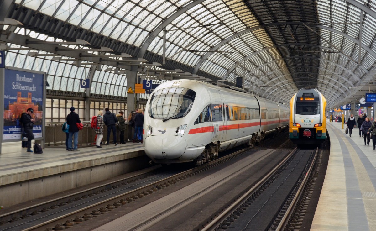 Ohne Halt durchfährt dieser ICE-TD als ICE 381 am 28.03.15 die Spandauer Bahnhofshalle Richtung Stadtbahn.