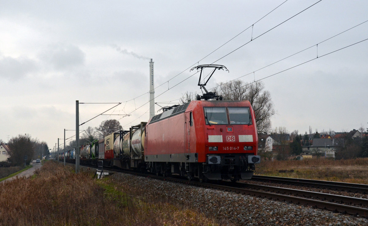 Ohne jegliche Beleuchtung führte 145 014 ihren Containerzug am 03.12.19 durch Jeßnitz Richtung Dessau.