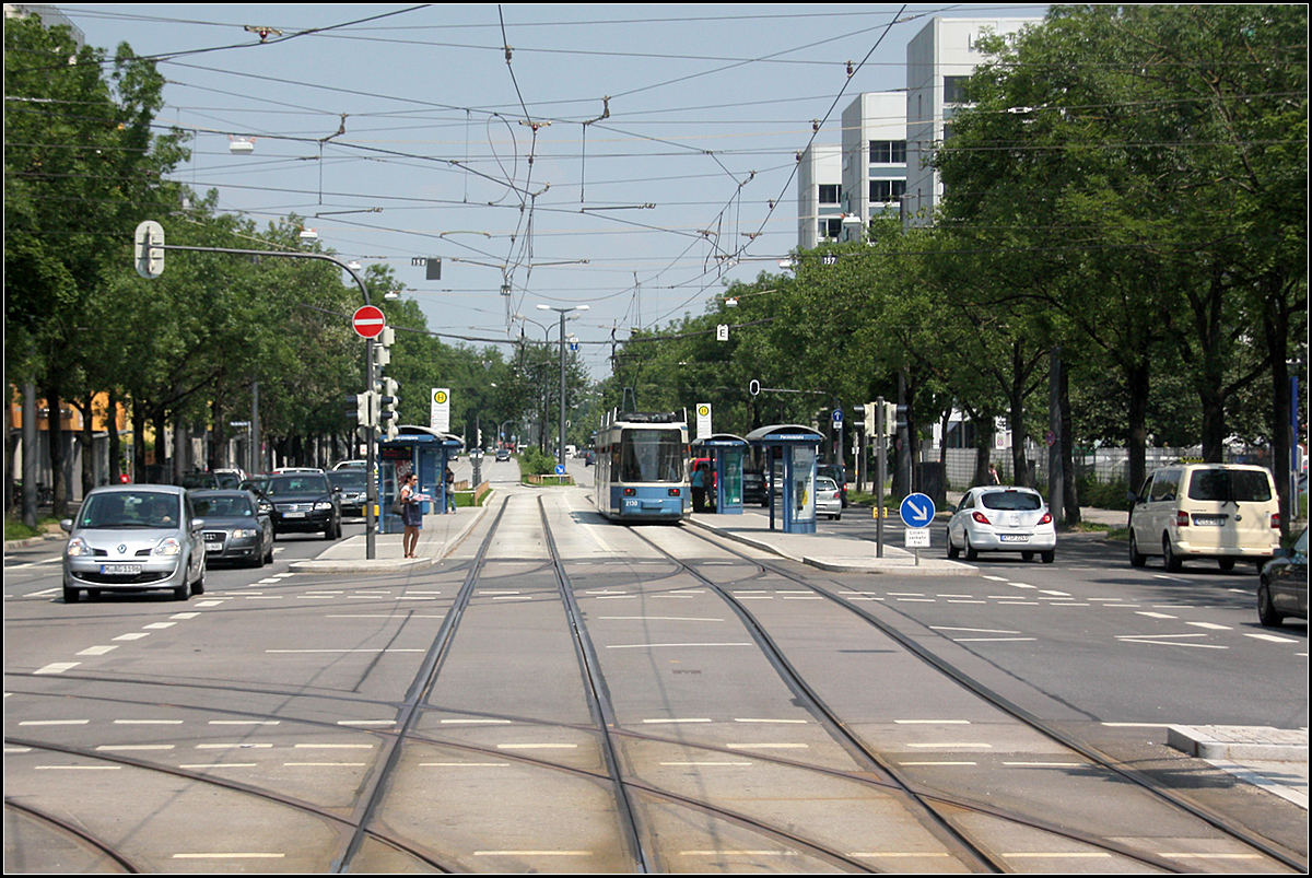 Ohne Linienverbindung -

... zum übrigen Münchner Straßenbahnnetz ist bis jetzt die Linie 23 Münchner Freiheit - Schwabing Nord. Eine Verbindung besteht allerdings an der Haltestelle Parzivalplatz über eine Betriebstrecke zu den Linie 12 und 28 am Scheidplatz.

Blick aus einer Bahn auf das Gleisdreieck dieser Betriebstrecke.

26.06.2010 (M)