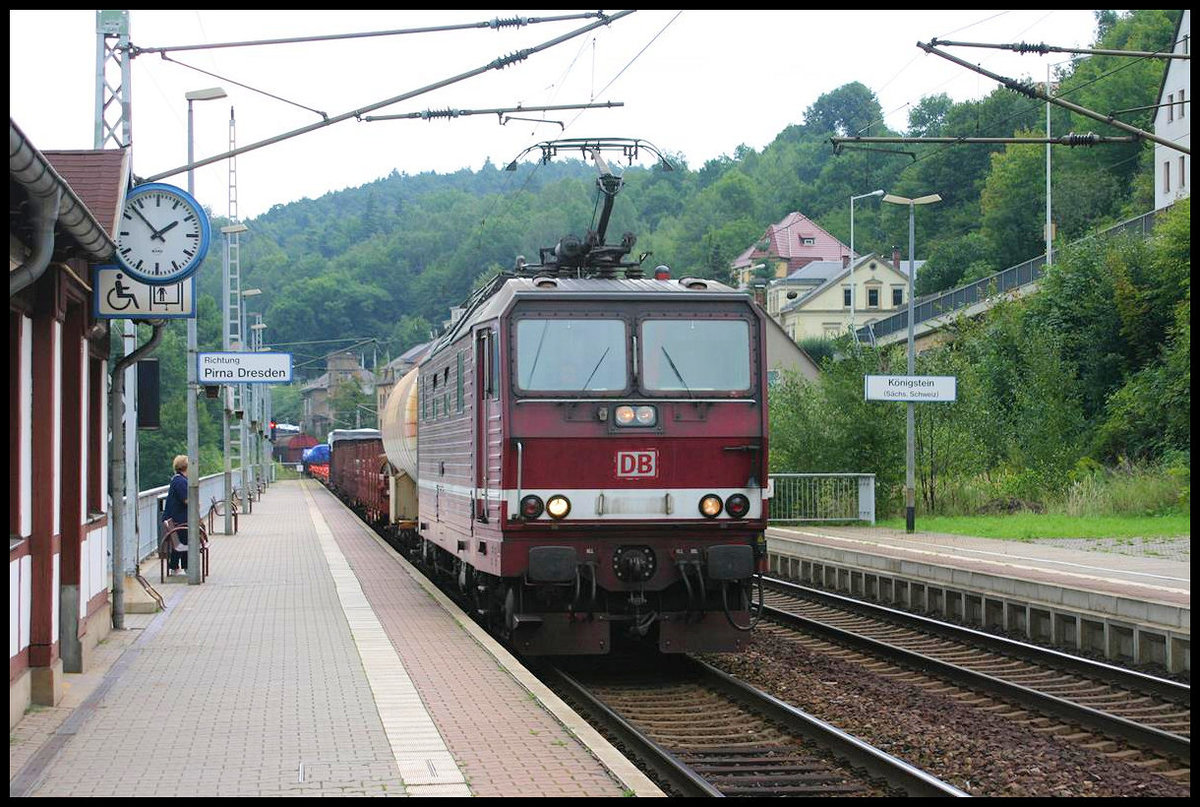 Ohne Lok Nummern Schild auf der Stirnfront kommt hier eine DB 180 mit einem Güterzug aus Tschechien am 26.8.2006 durch den Bahnhof Königsstein an der Elbe.