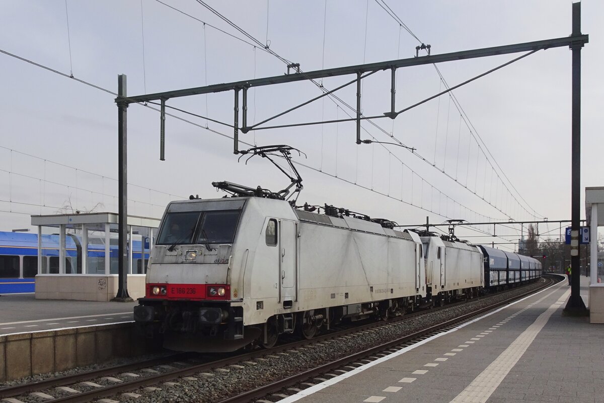 Ohne Merkmale, doch mit Kohlezug durchfahrt NIAG 186 236 Blerick auf den Weg nach Amsterdam-Westhaven am 16 März 2022 wann der Nebel sich langsam Himmelwärts neigt.