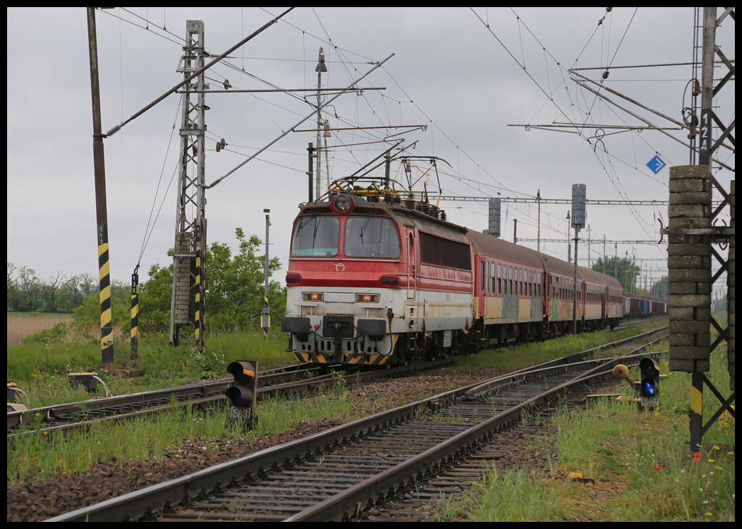 Ohne Nummer an der Stirnfront verlässt hier eine ZSR Laminatka mit ihrem Personenzug den Bahnhof Tvrdosovce am 12.5.2019 in Richtung Nove Zamky.