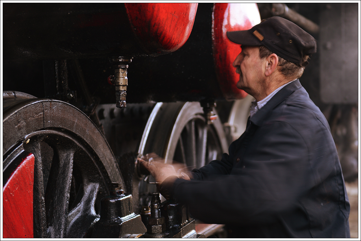 Ohne richtige Pflege funktioniert eine Damplok nicht lange. Schmieren ist dabei sicher eines der wichtigsten Dinge. Džon Muhič beim Abschmieren der 33-037 am 17.12.2016 in Novo Mesto.