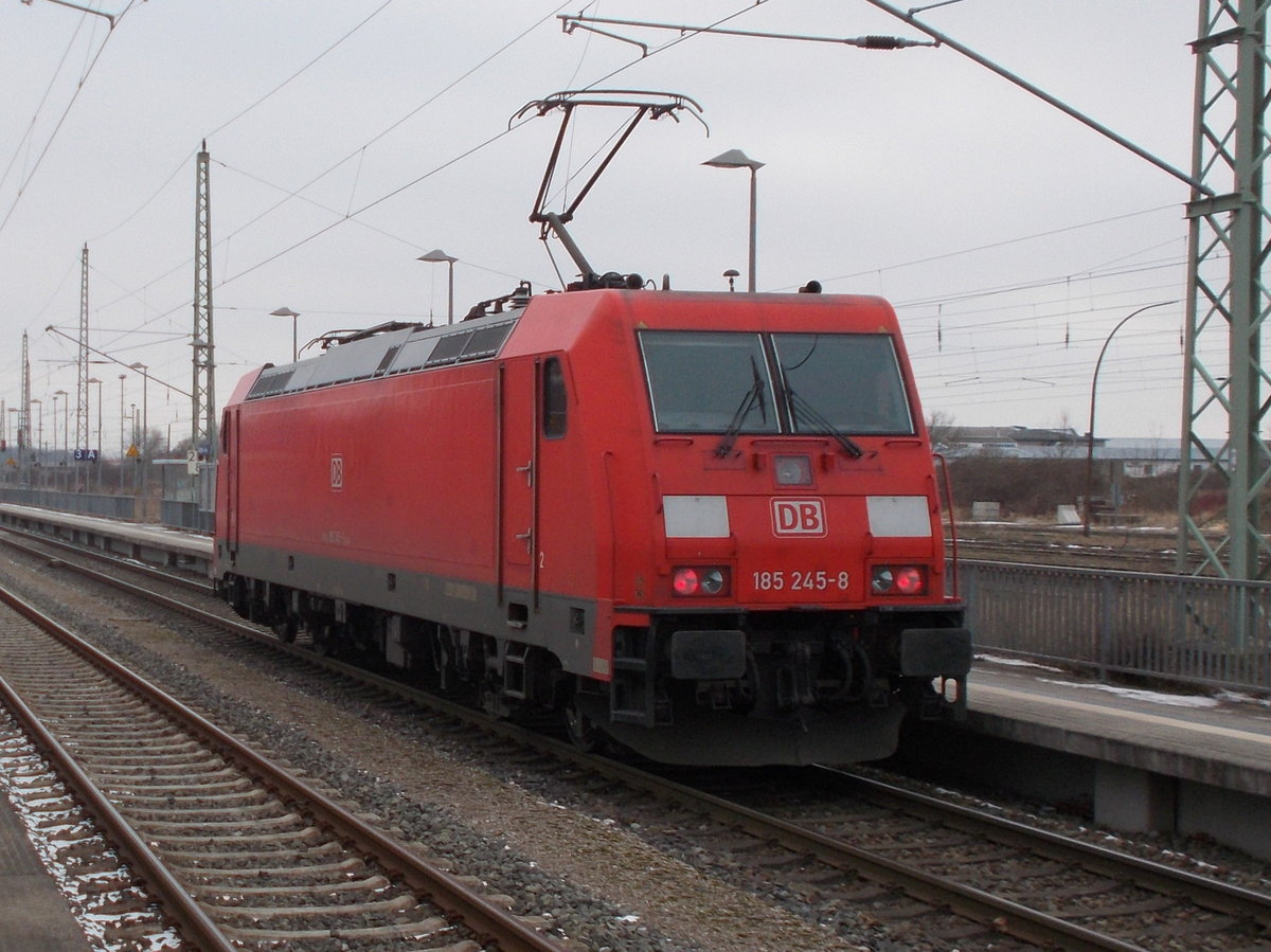 Ohne Rückleistung fuhr 185 245,am 12.Februar 2017,von Mukran wieder solo durch Bergen/Rügen.Schon die Hintour nach Mukran war solo.