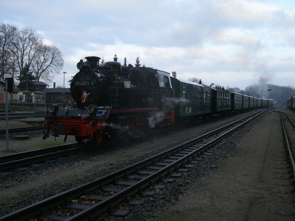 Ohne Schnee und trüben Wetter fuhr in diesem Jahr die Weihnachtssonderfahrt beim Rasenden Roland.Am 14.Dezember 2013 stand 99 4801 mit dem Sonderzug in Putbus.Hier mußte die Lok nur noch an das andere Zug wechseln.