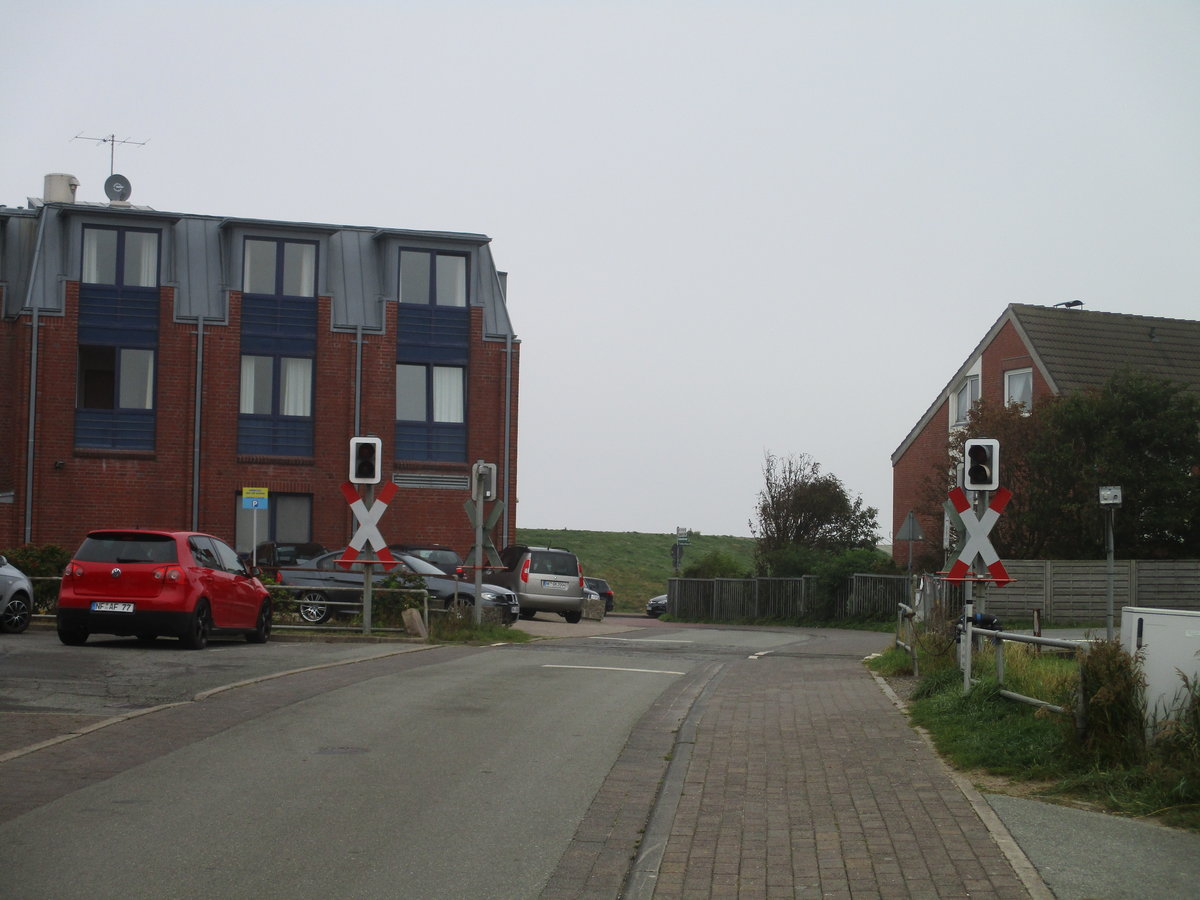 Ohne Schranken aber mit Warnblinkanlage ist dieser Bahnübergang in Dagebüll Mole zufinden.Aufnahme vom 21.September 2020.
