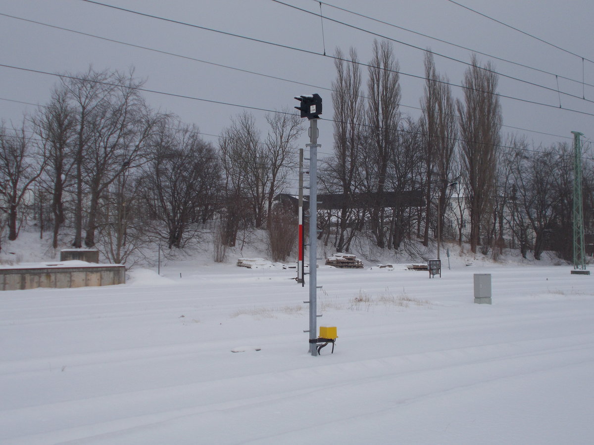 Ohne Schutz ein Gleissperrsignal im verschneiten Bergen/Rügen am 02.März 2018.
