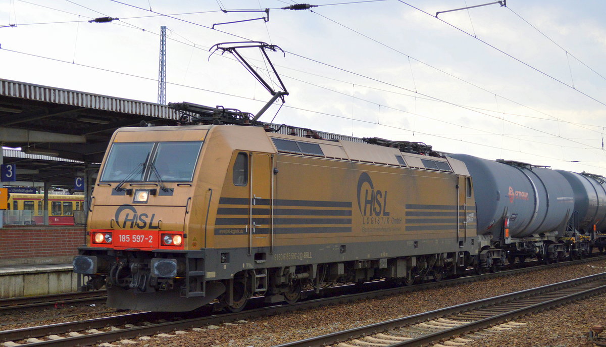 Ohne Sonne eher nicht sehr goldig, leider !!! HSL mit 185 597-2  [NVR-Number: 91 80 6185 597-2 D-BRLL] und Kesselwagenzug (leer) Richtung Stendell am 09.03.18 Bf. Flughafen Berlin-Schönefeld.