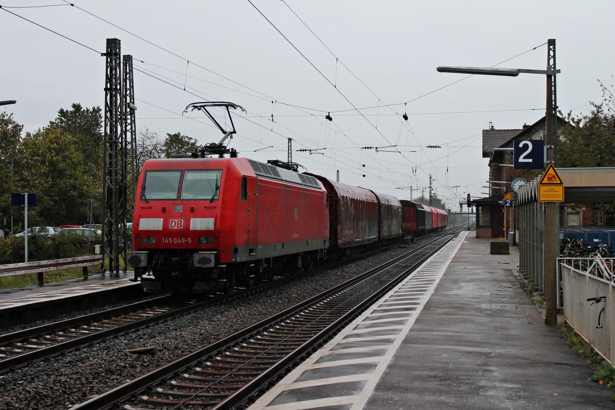 Ohne Spitzenlicht fuhr am 07.10.2014 die Seddiner 145 048-5 mit einem kurzen gemischten Güterzug durch Orschweier gen Freiburg.