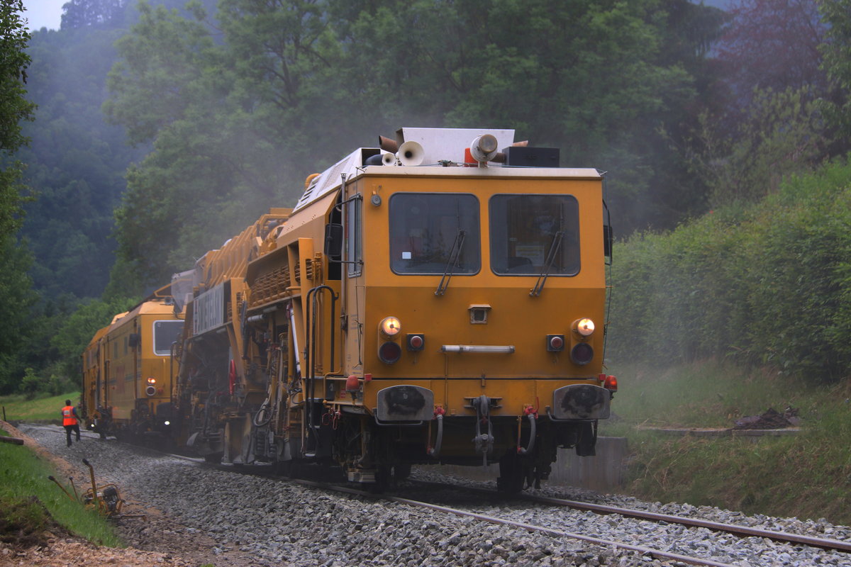 Ohne Stopfmaschine und Schotterbewirtschaftung ging natürlich gar nichts. 
Baustelle in Deutschlandsberg am 5.Juni 2017