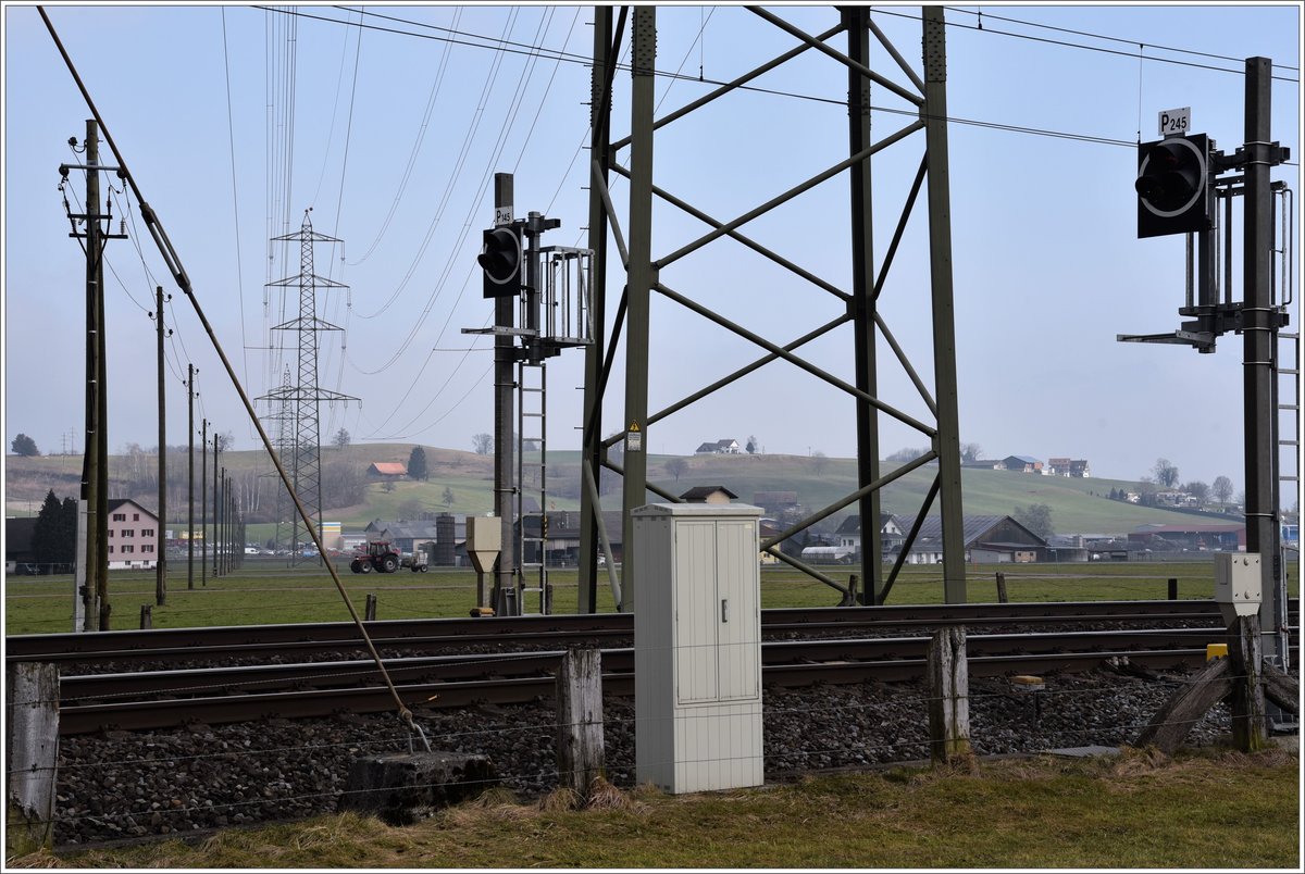 Ohne Strom und Signale läuft nichts bei der Eisenbahn. Blocksignal zwischen Siebnen-Wangen und Schübelbach-Buttikon. (13.02.2017)