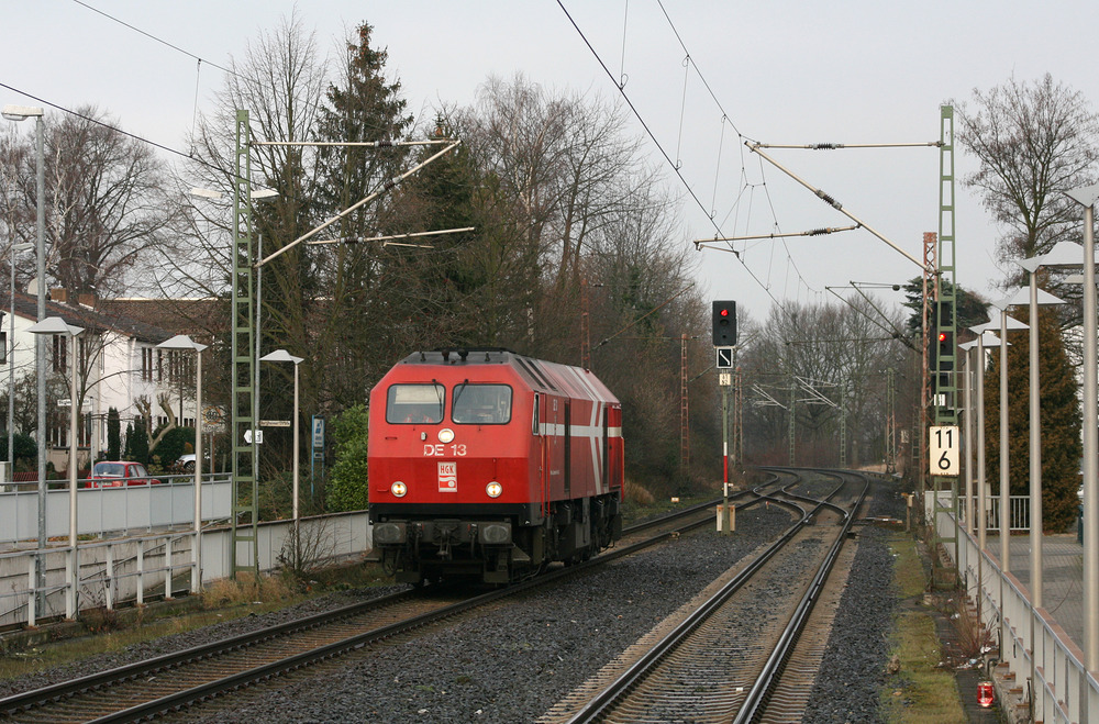Ohne Wagen durchfährt DE 13, von Bergheim-Niederaußem kommend, den Bahnhof von Pulheim.
Aufnahmedatum: 28.01.2012