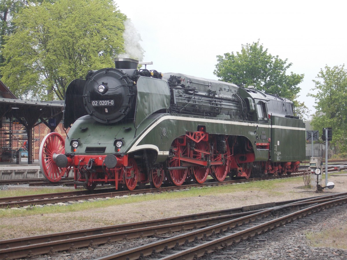Ohne und Wenn und Aber trägt 02 0201 zu Recht den Titel  Schönste Dampflok Deutschland`s .Am 16.Mai 2015 kam die Lok zum ersten Mal mit einem Sonderzug aus Kiel in Putbus wo ich am Nachmittag die Lok ohne Fanansturm fotografierte.