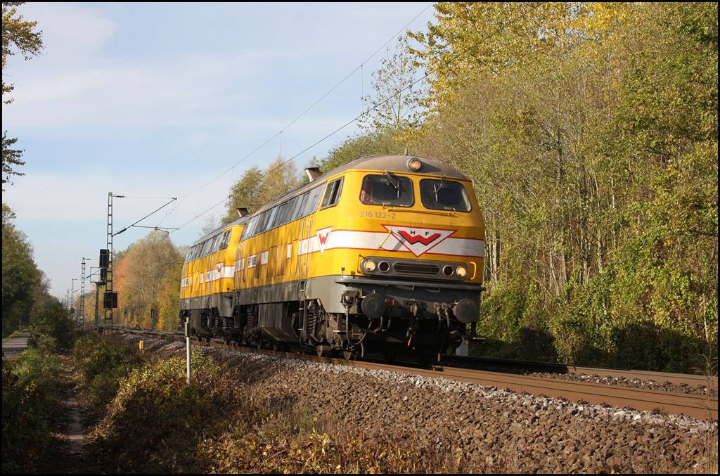 Ohne Zug kamen die beiden Wiebe Loks 216122 und 216032 am 6.11.2018 über die Rollbahn in Richtung Osnabrück. Um 10.35 Uhr kamen sie mir in Osnabrück - Hellern vor die Linse.