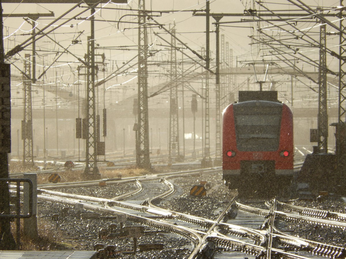 Ok, jetzt nicht sagen,  das Bild rauscht  oder so. Das ist Nieselregen, der am 08.02.2016 gemeinsam mit der Sonne in Hildesheim ein stimmungsvolles Bild ergibt.