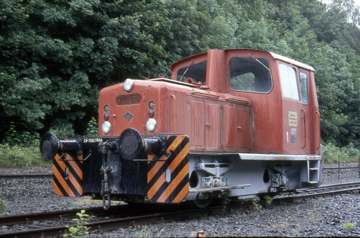 O&K Lok 1 der Mitteldeutschen Hartsteinindustrie im Steinbruch Olsberg Steinhelle am 17.7.1987.