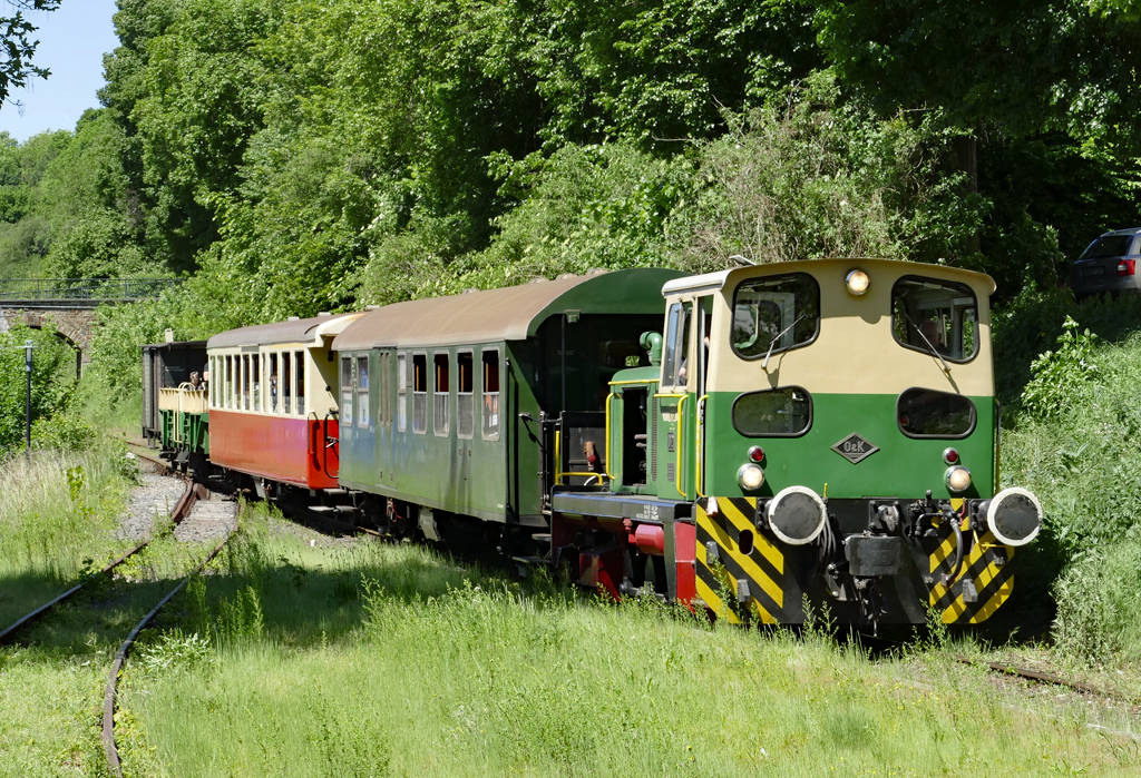 O&K MV 10 S der B.E.G. DE2 als  Vulkanexpress  bei der Einfahrt in den BEG-Bf Burgbrohl - 27.05.2017 